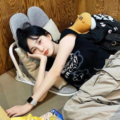 看她轻轻的飞起